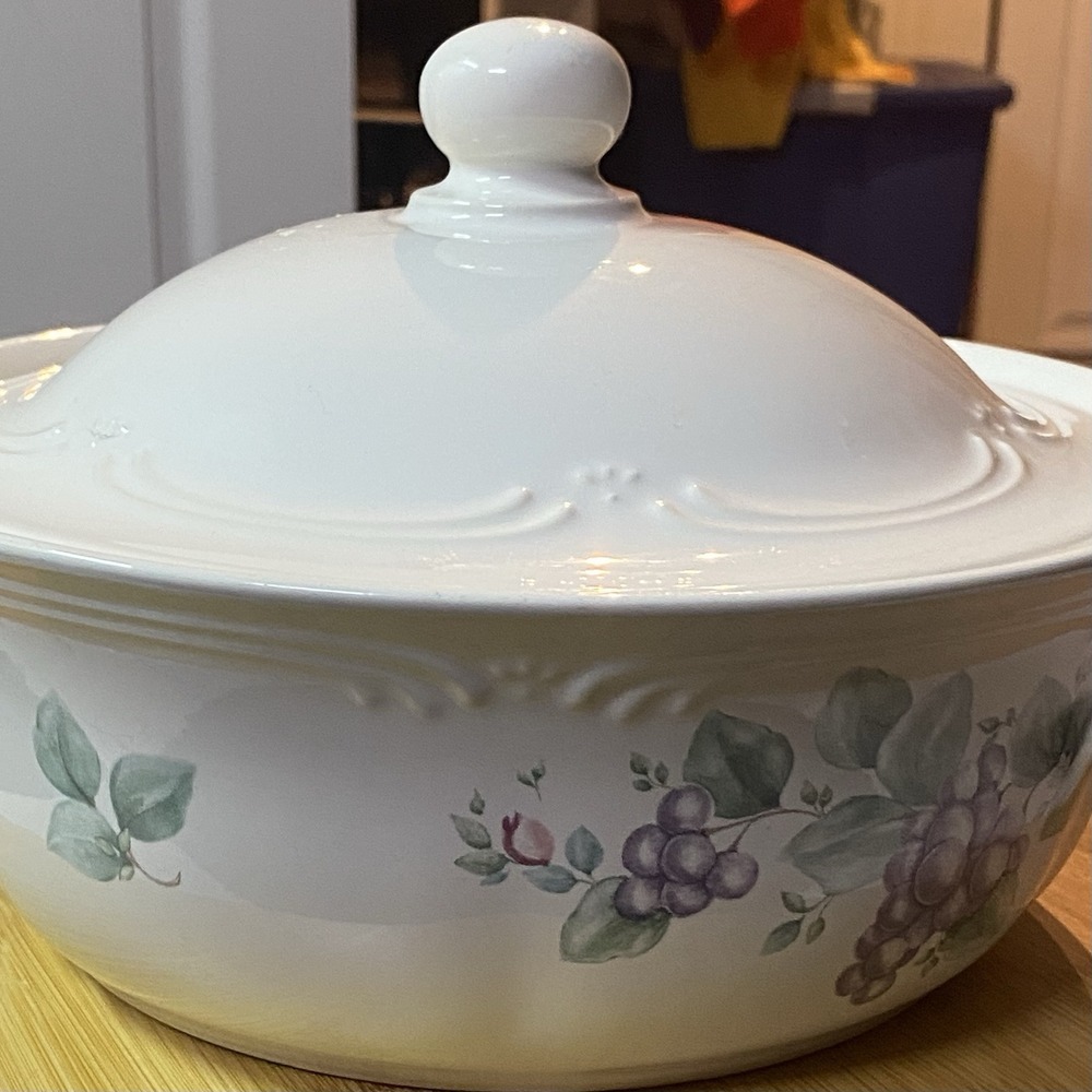 Pfaltzgraff Grapevine 2 Quart Round Covered Casserole Microwave‎ Safe